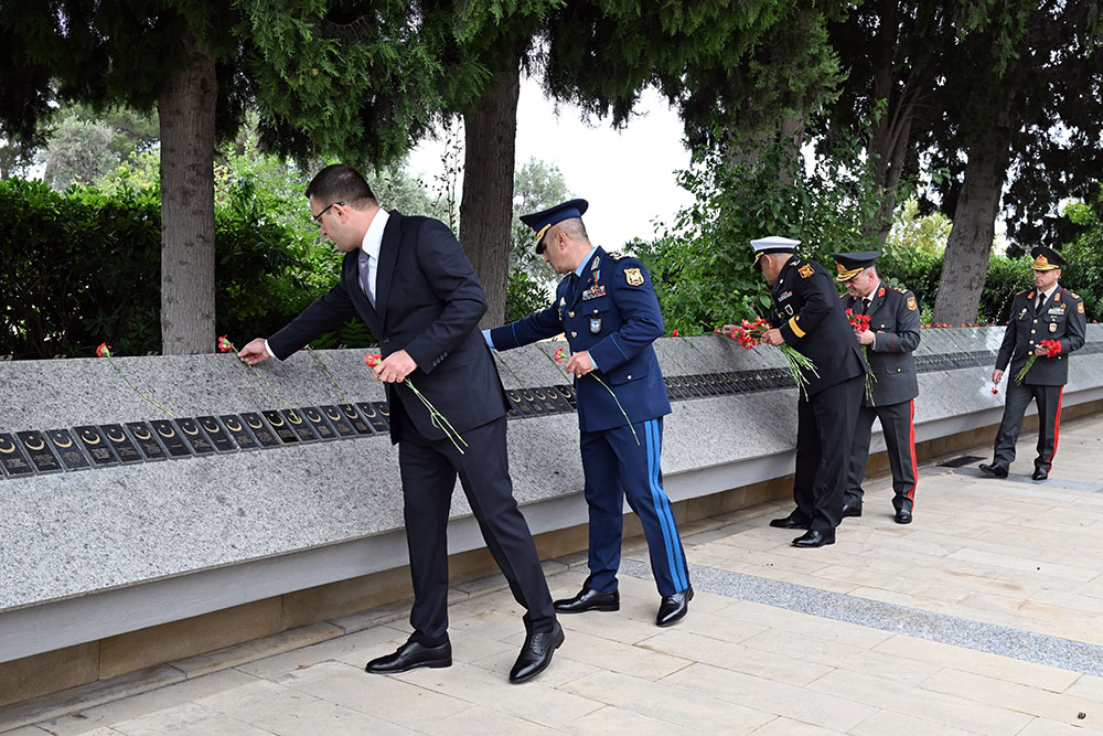 Azerbaijan Ministry of Defense staff honors memory of martyrs (PHOTO)