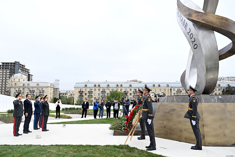 Azerbaijan Ministry of Defense staff honors memory of martyrs (PHOTO)