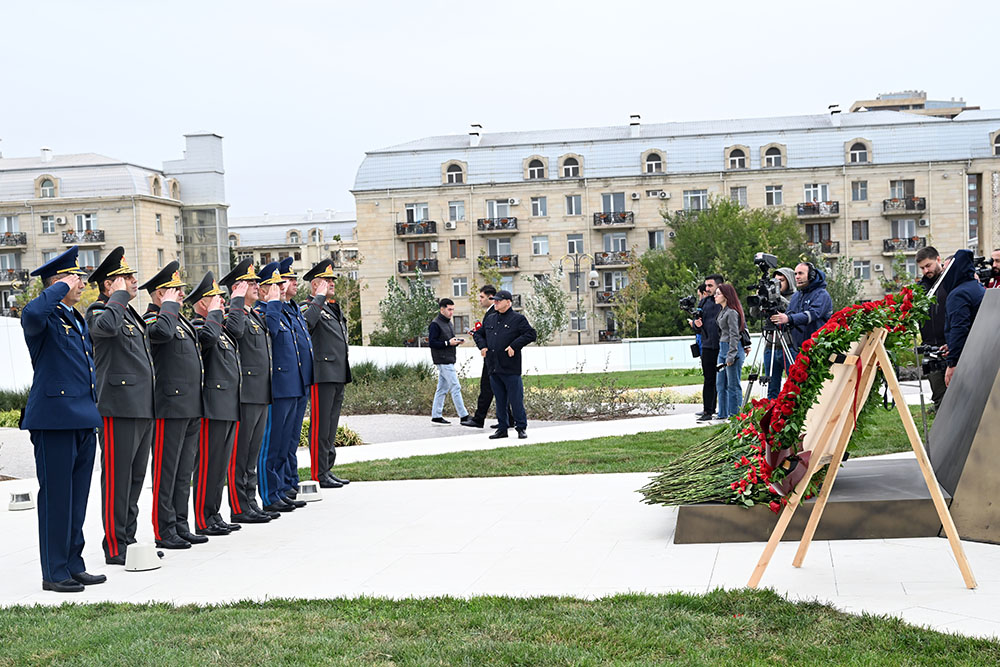 Azerbaijan Ministry of Defense staff honors memory of martyrs (PHOTO)
