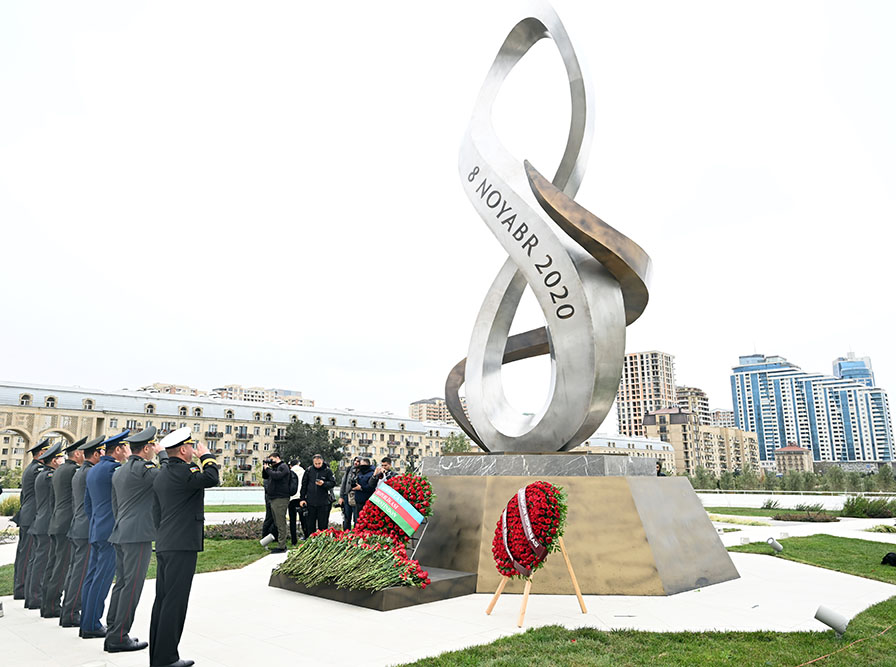 Azerbaijan Ministry of Defense staff honors memory of martyrs (PHOTO)