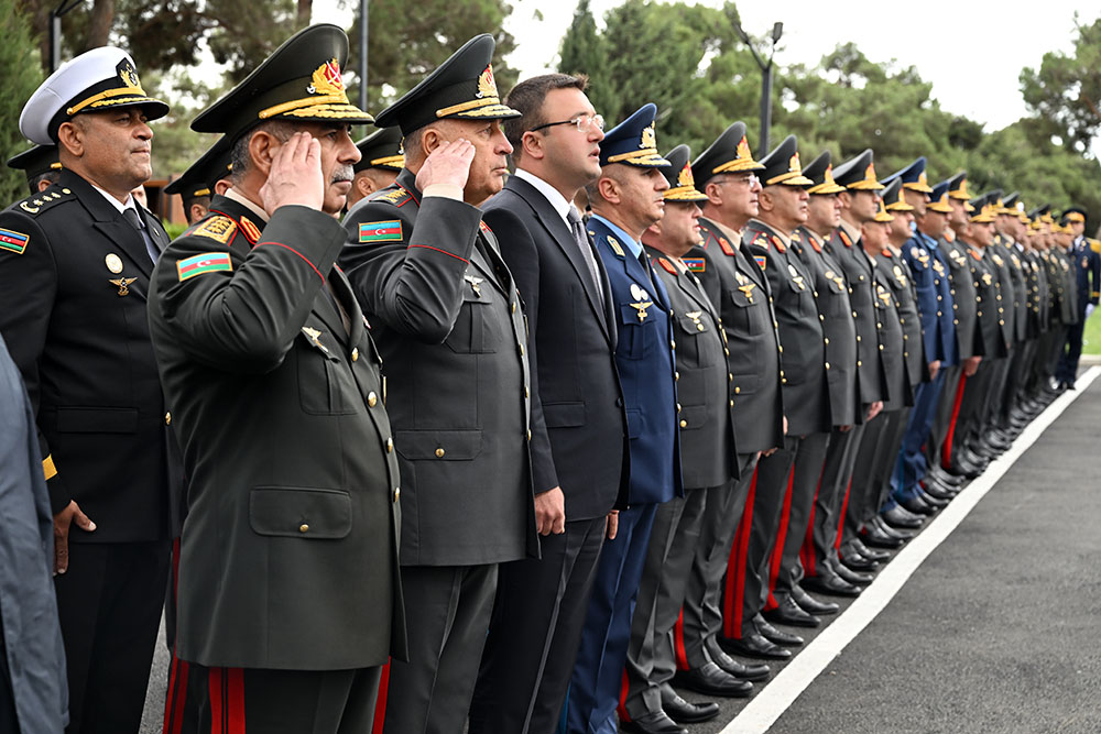 Azerbaijan Ministry of Defense staff honors memory of martyrs (PHOTO)