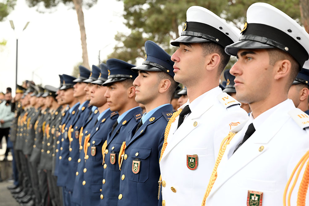 Azerbaijan Ministry of Defense staff honors memory of martyrs (PHOTO)