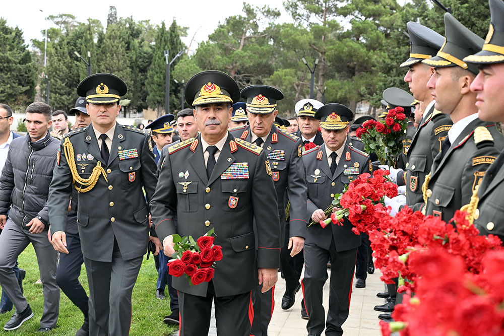 Azerbaijan Ministry of Defense staff honors memory of martyrs (PHOTO)