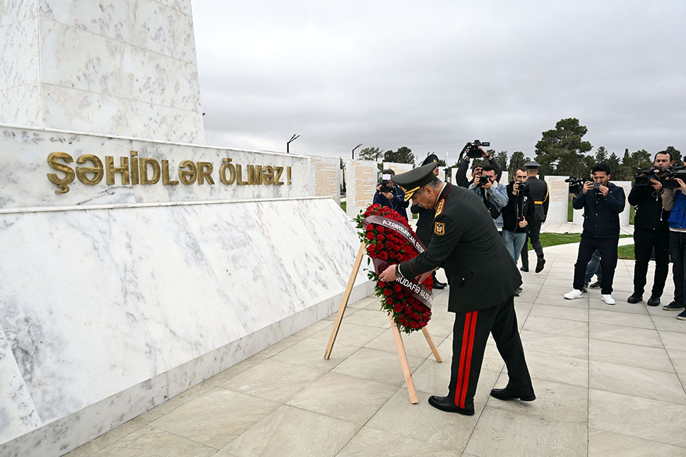 Azerbaijan Ministry of Defense staff honors memory of martyrs (PHOTO)
