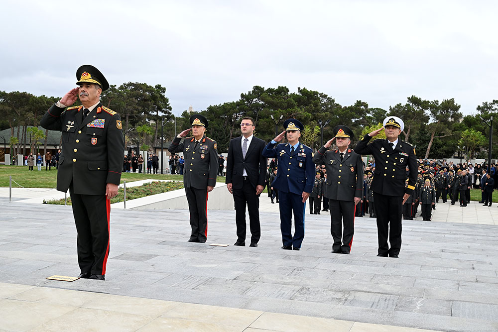 Azerbaijan Ministry of Defense staff honors memory of martyrs (PHOTO)