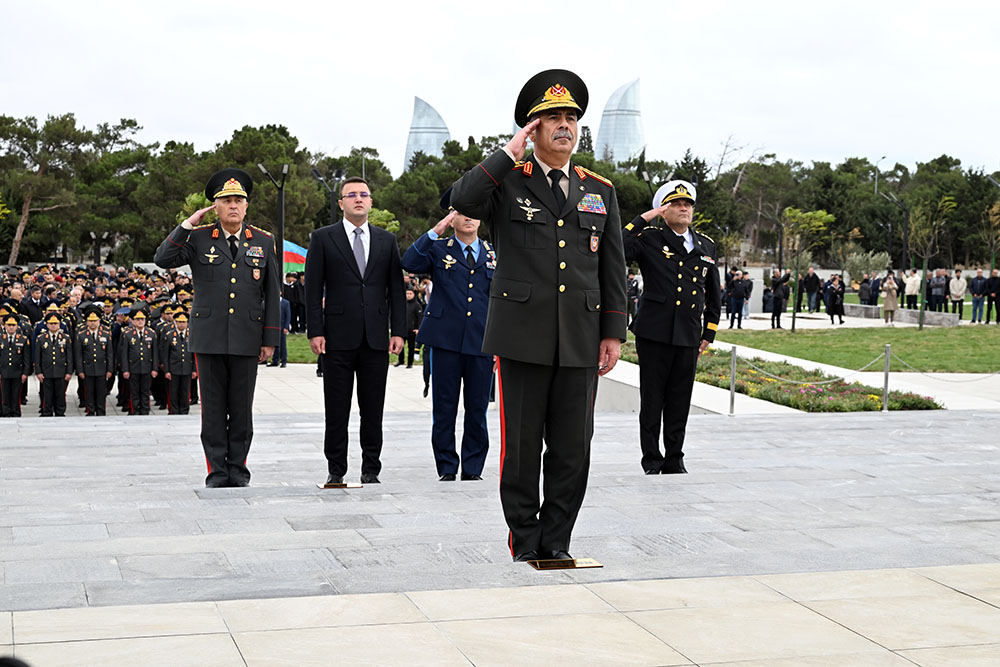 Azerbaijan Ministry of Defense staff honors memory of martyrs (PHOTO)