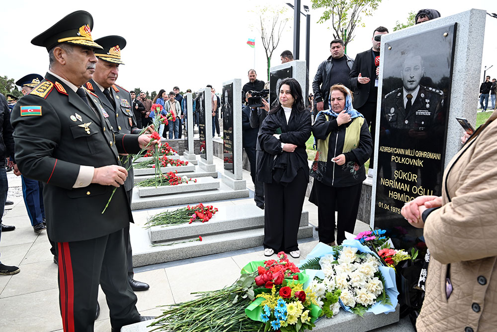 Azerbaijan Ministry of Defense staff honors memory of martyrs (PHOTO)