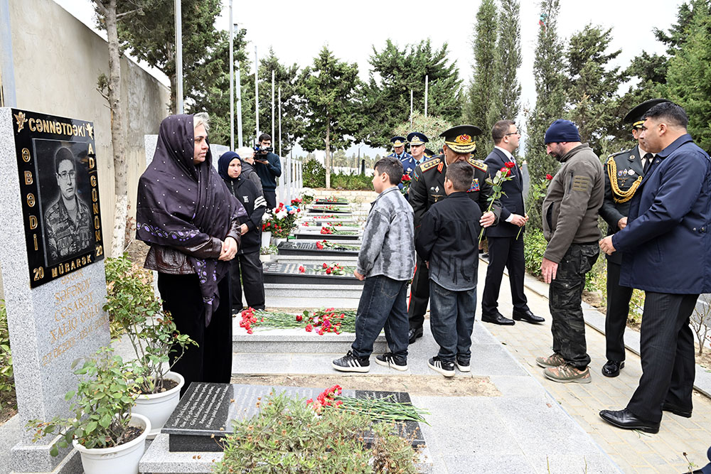 Azerbaijan Ministry of Defense staff honors memory of martyrs (PHOTO)