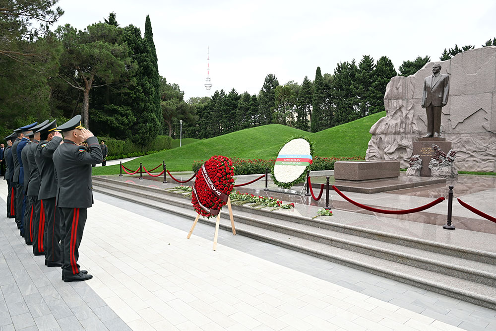 Azerbaijan Ministry of Defense staff honors memory of martyrs (PHOTO)