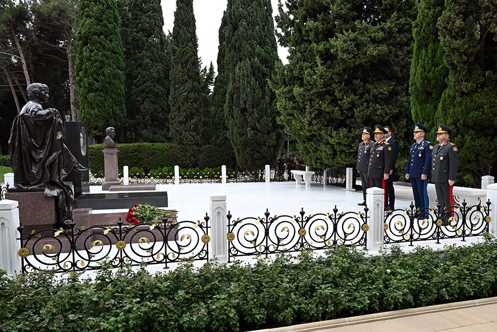 Azerbaijan Ministry of Defense staff honors memory of martyrs (PHOTO)
