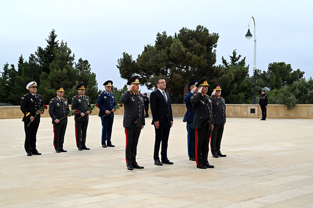 Azerbaijan Ministry of Defense staff honors memory of martyrs (PHOTO)