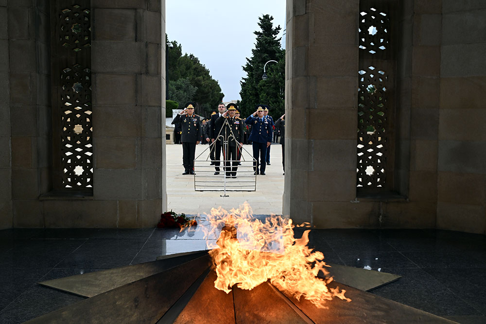 Azerbaijan Ministry of Defense staff honors memory of martyrs (PHOTO)