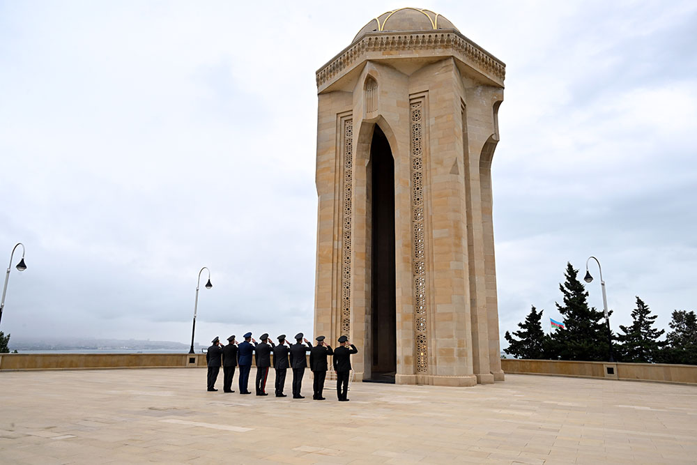 Azerbaijan Ministry of Defense staff honors memory of martyrs (PHOTO)