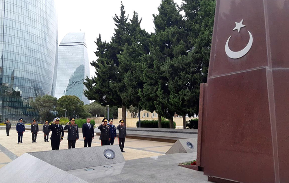 Azerbaijan Ministry of Defense staff honors memory of martyrs (PHOTO)