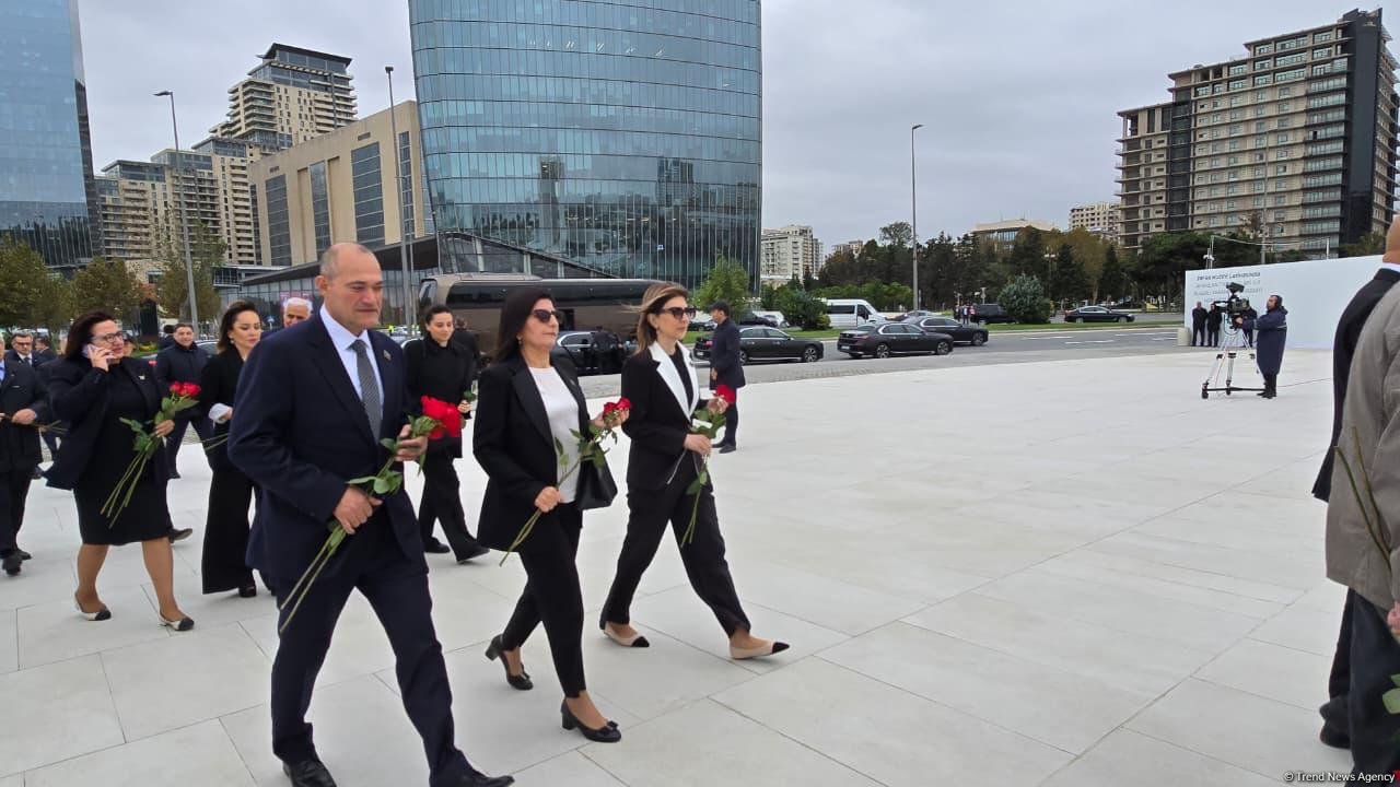 Azerbaijani top officials pay tribute at Victory Park Memorial on Remembrance Day (PHOTO)