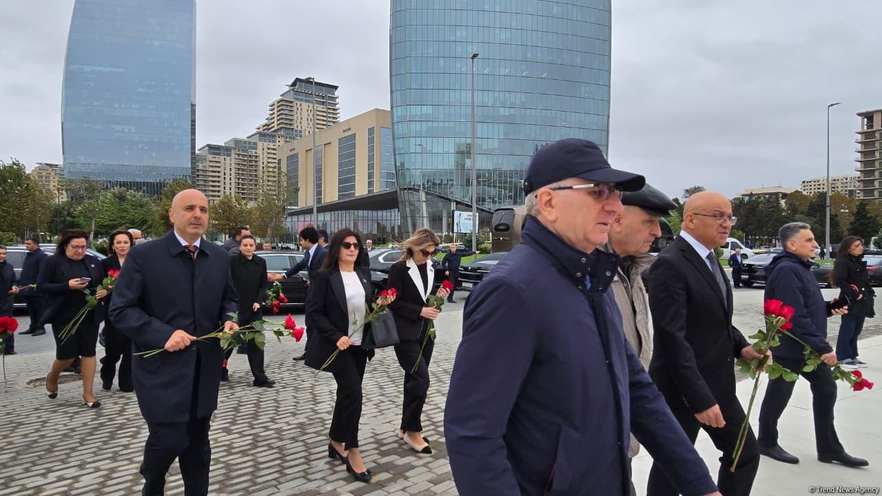 Azerbaijani top officials pay tribute at Victory Park Memorial on Remembrance Day (PHOTO)