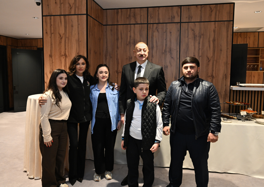 Heartfelt meeting of President Ilham Aliyev and First Lady Mehriban Aliyeva with children of martyrs in Ganja (PHOTO/VIDEO)