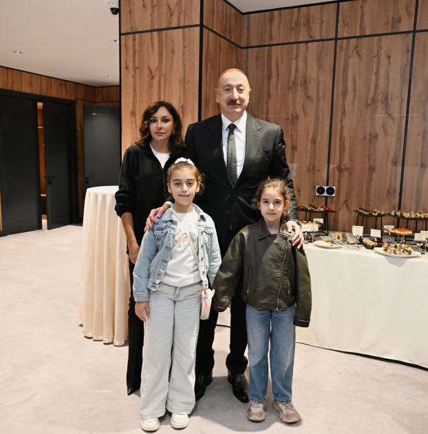 Heartfelt meeting of President Ilham Aliyev and First Lady Mehriban Aliyeva with children of martyrs in Ganja (PHOTO/VIDEO)