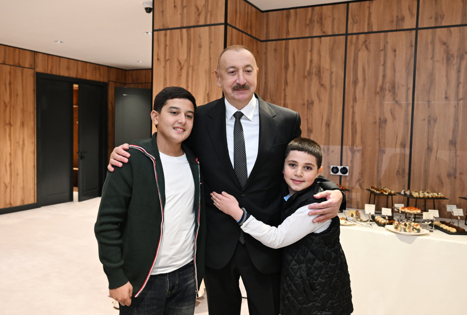 Heartfelt meeting of President Ilham Aliyev and First Lady Mehriban Aliyeva with children of martyrs in Ganja (PHOTO/VIDEO)