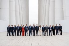 Uzbek delegation visits Victory Monument in Azerbaijan's Baku (PHOTO)