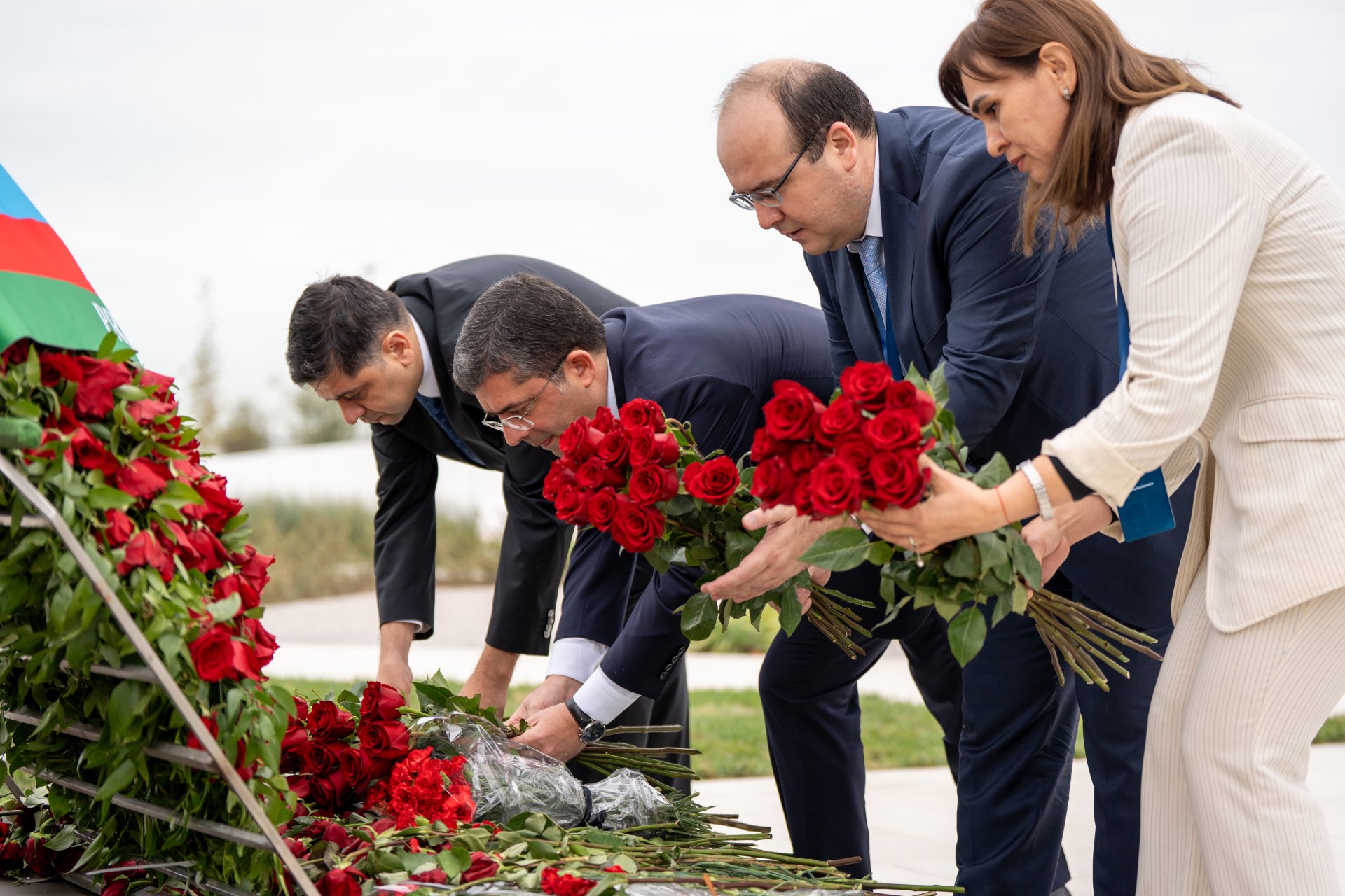 Uzbek delegation visits Victory Monument in Azerbaijan's Baku (PHOTO)