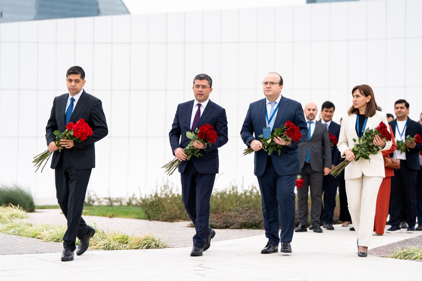 Uzbek delegation visits Victory Monument in Azerbaijan's Baku (PHOTO)