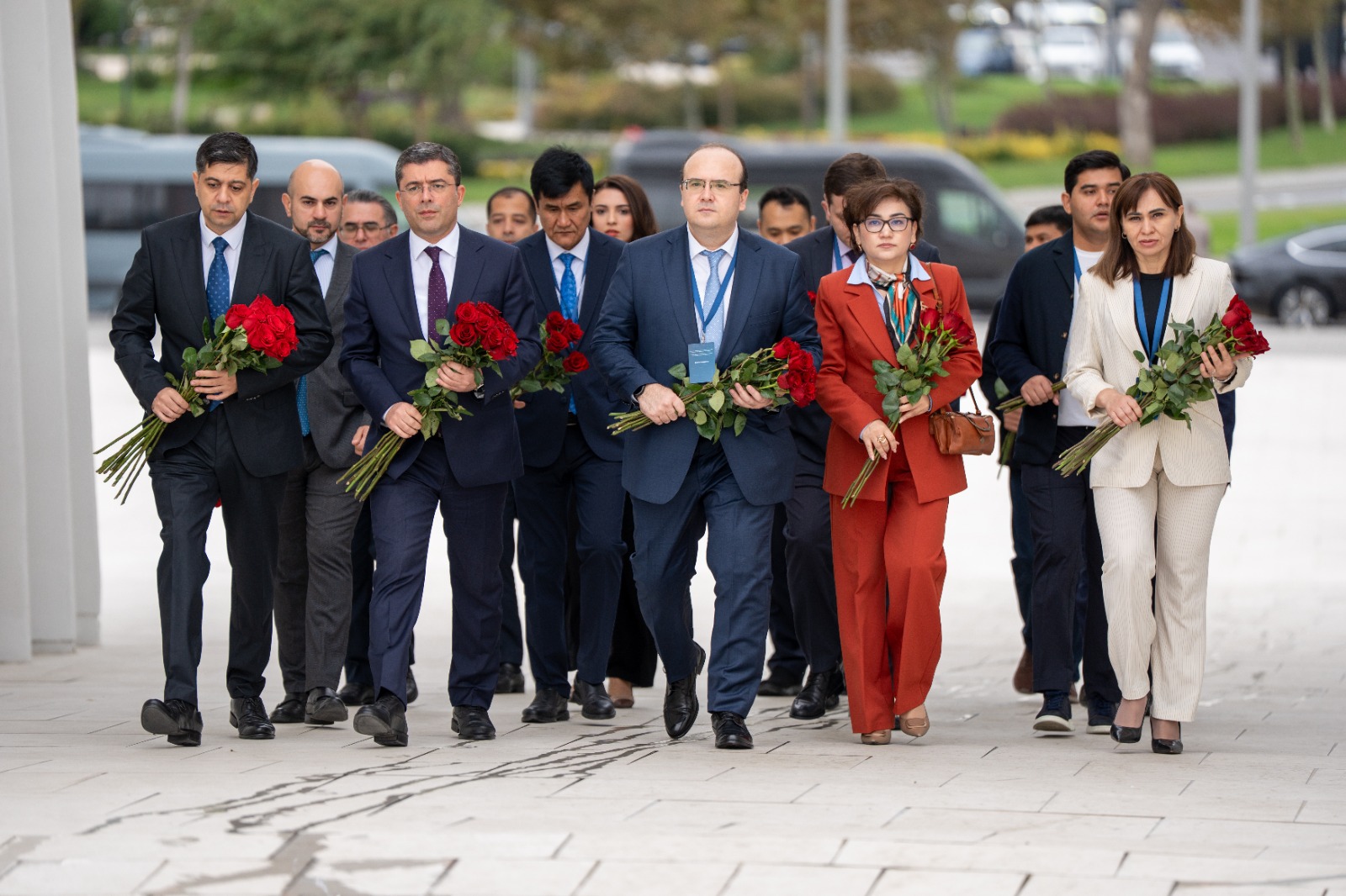 Uzbek delegation visits Victory Monument in Azerbaijan's Baku (PHOTO)