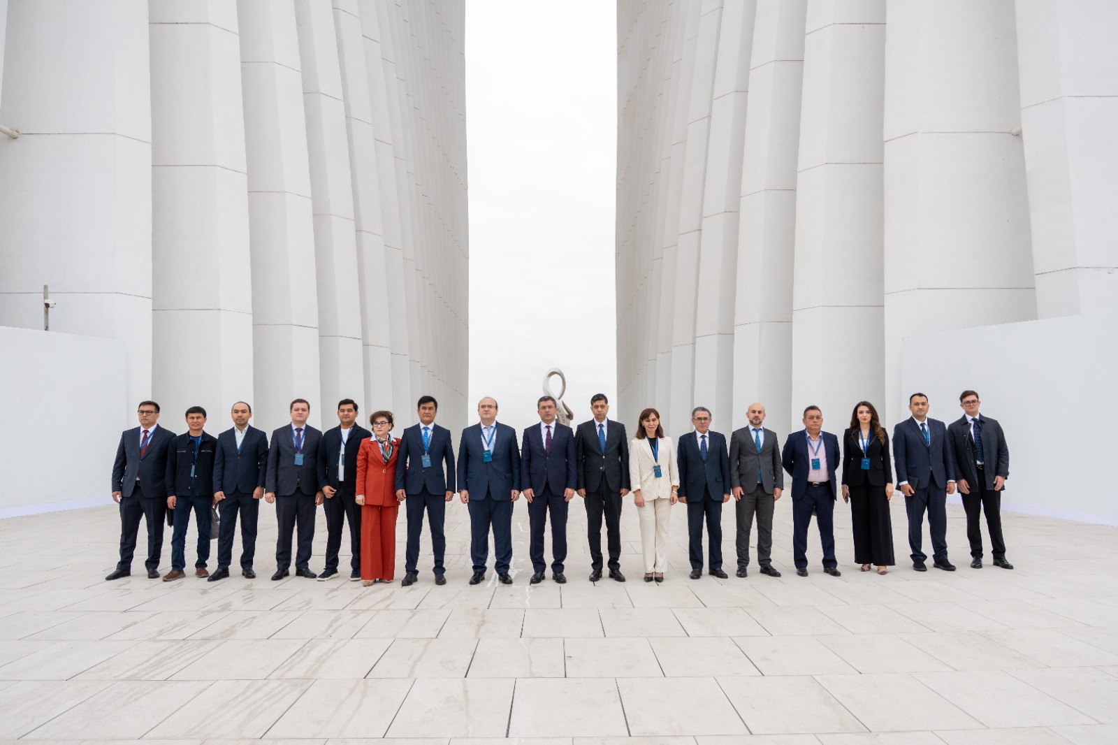 Uzbek delegation visits Victory Monument in Azerbaijan's Baku (PHOTO)