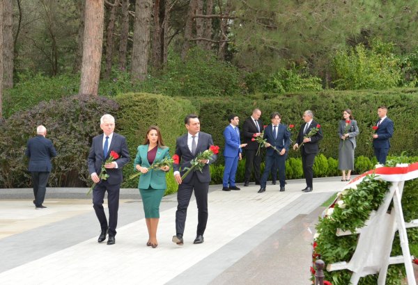 Polish MPs visit tomb of National Leader Heydar Aliyev and Alley of Martyrs (PHOTO)
