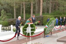Polish MPs visit tomb of National Leader Heydar Aliyev and Alley of Martyrs (PHOTO)