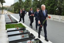 Polish MPs visit tomb of National Leader Heydar Aliyev and Alley of Martyrs (PHOTO)