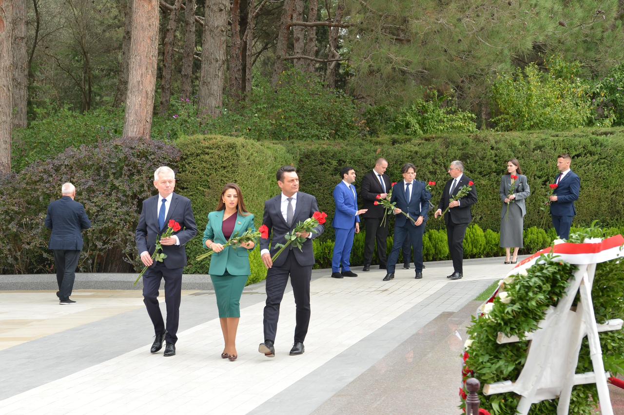 Polish MPs visit tomb of National Leader Heydar Aliyev and Alley of Martyrs (PHOTO)