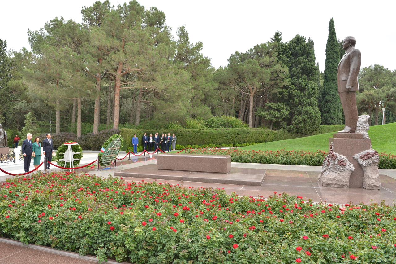 Polish MPs visit tomb of National Leader Heydar Aliyev and Alley of Martyrs (PHOTO)