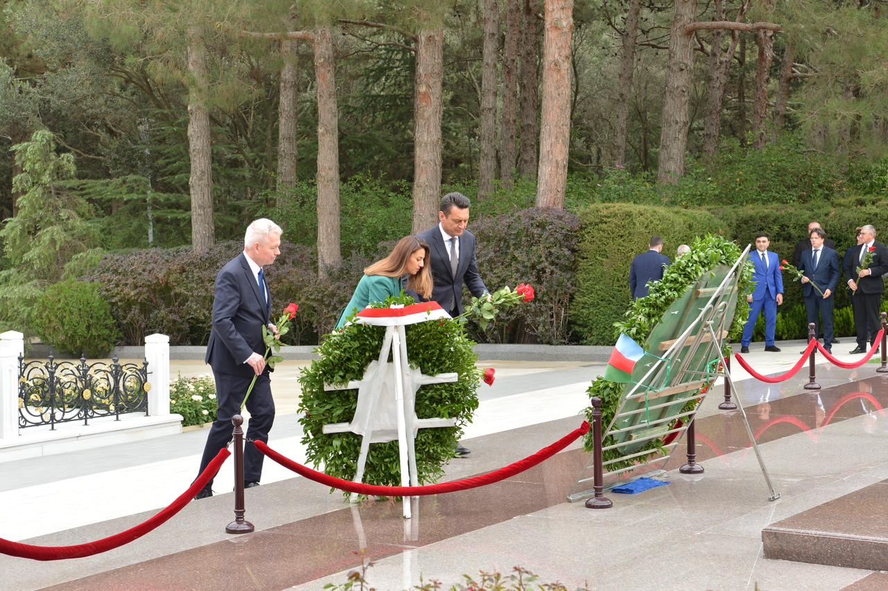 Polish MPs visit tomb of National Leader Heydar Aliyev and Alley of Martyrs (PHOTO)