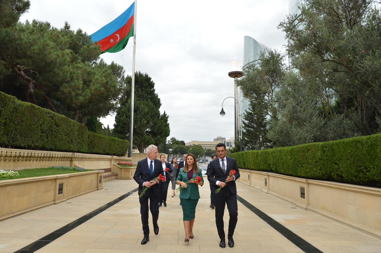 Polish MPs visit tomb of National Leader Heydar Aliyev and Alley of Martyrs (PHOTO)