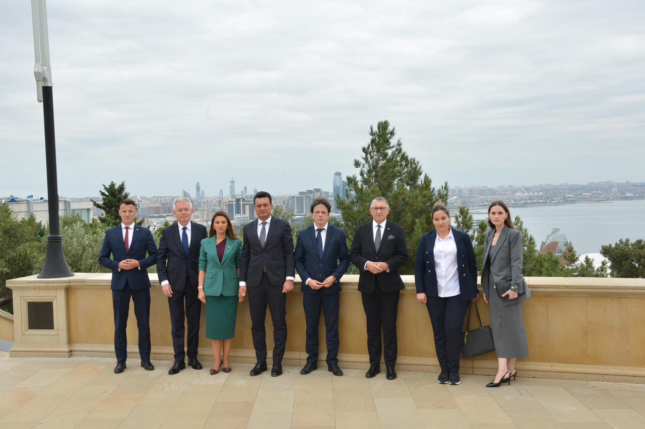 Polish MPs visit tomb of National Leader Heydar Aliyev and Alley of Martyrs (PHOTO)