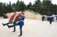Italian president commemorates martyrs in Baku (PHOTO)