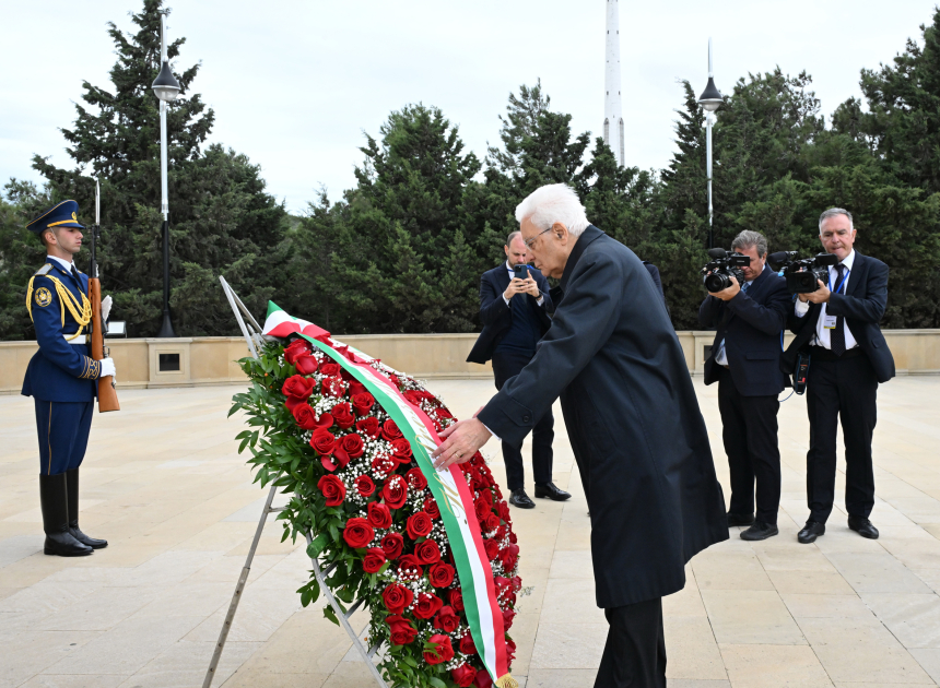 Italian president commemorates martyrs in Baku (PHOTO)