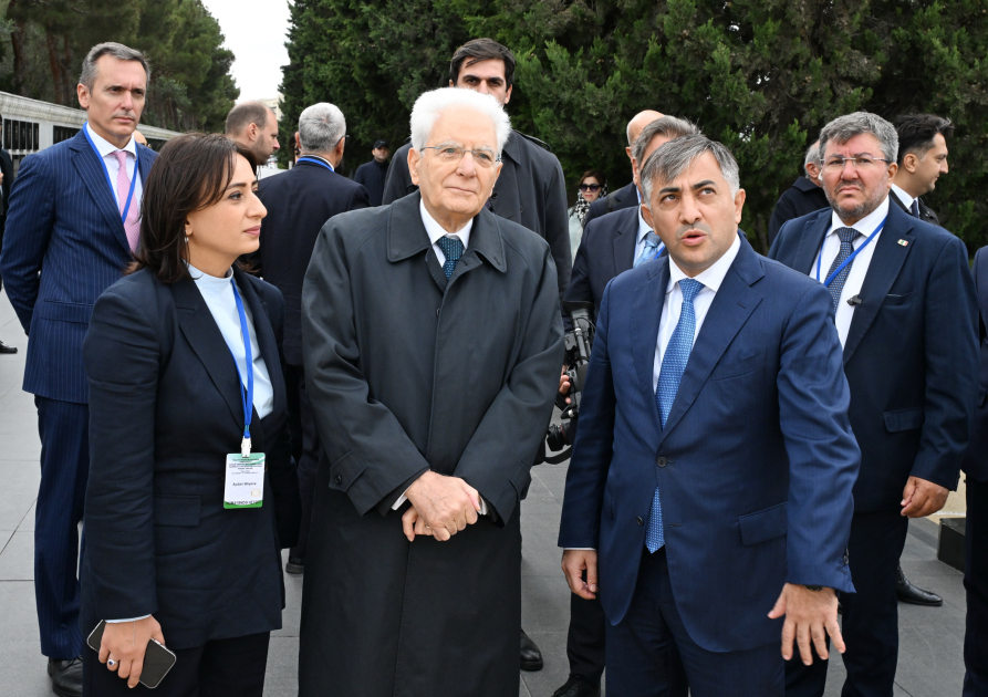 Italian president commemorates martyrs in Baku (PHOTO)