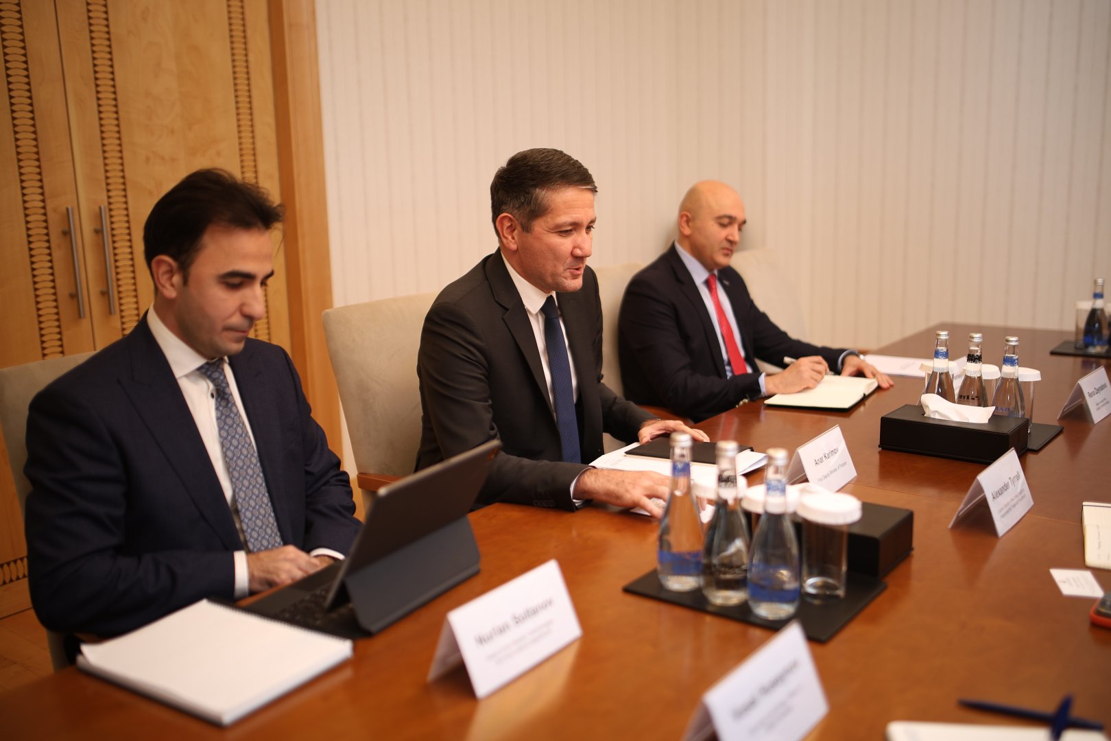Azerbaijani Finance Ministry, UK delegation hold meeting