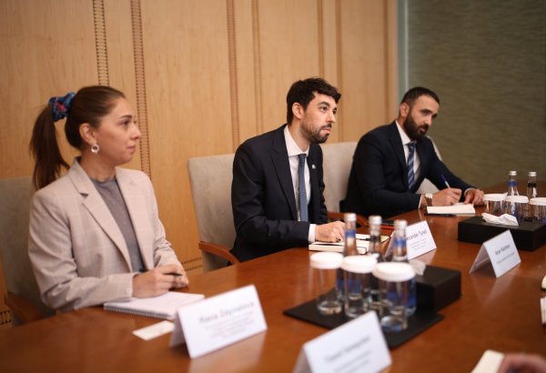 Azerbaijani Finance Ministry, UK delegation hold meeting