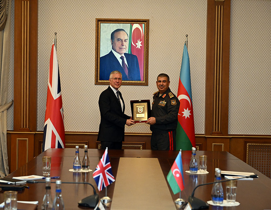 Azerbaijani Defense Minister meets with British Ambassador (PHOTO)