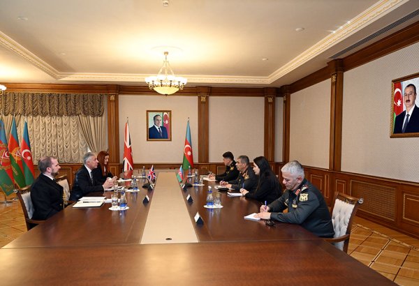Azerbaijani Defense Minister meets with British Ambassador (PHOTO)