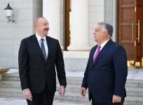 President Ilham Aliyev meets Hungarian PM in Gabala (PHOTO)
