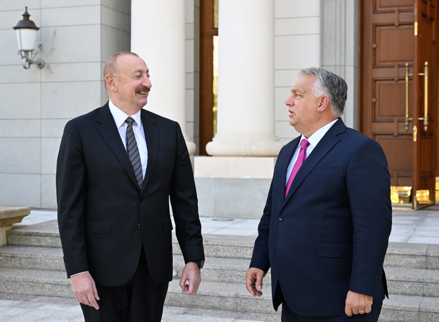 President Ilham Aliyev meets Hungarian PM in Gabala (PHOTO)