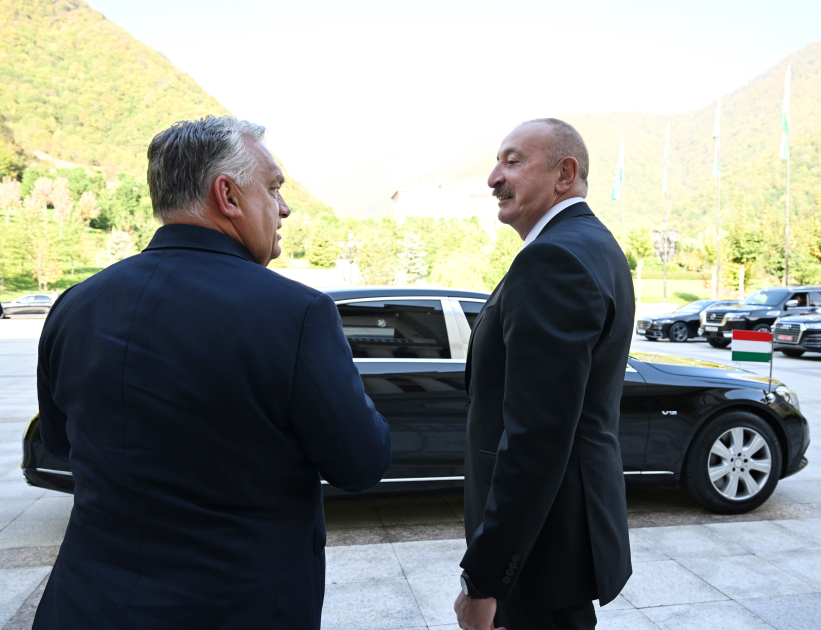 President Ilham Aliyev meets Hungarian PM in Gabala (PHOTO)