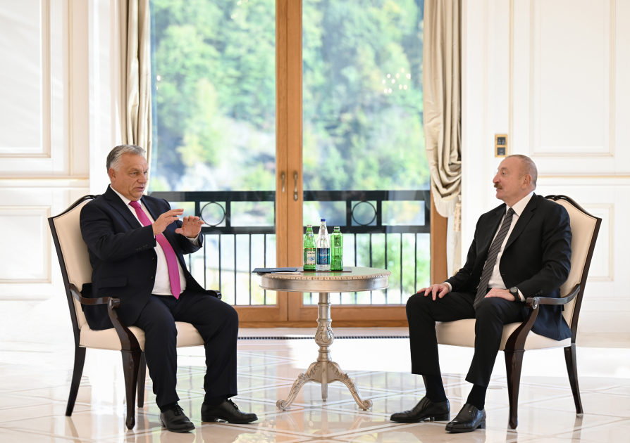 President Ilham Aliyev meets Hungarian PM in Gabala (PHOTO)