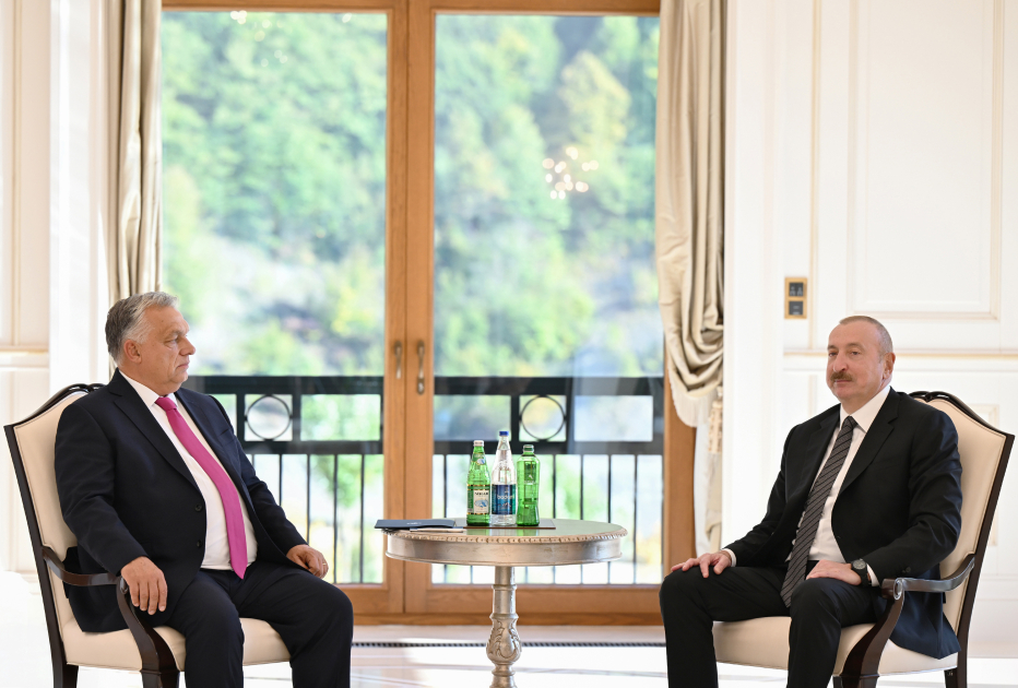 President Ilham Aliyev meets Hungarian PM in Gabala (PHOTO)