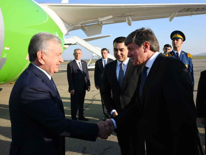 President of Uzbekistan arrives in Azerbaijan (PHOTO)