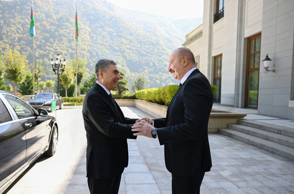President Ilham Aliyev meets with Chairman of Turkmenistan’s Halk Maslahaty in Gabala (PHOTO)